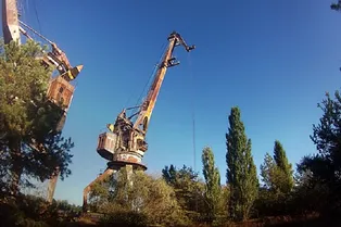 Экстремалы устроили бейсджампинг в Чернобыле Экстремалы устроили бейсджампинг в Чернобыле