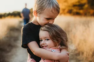 В мозгу нашли вещество, которое связывает детские травмы и депрессию В мозгу нашли вещество, которое связывает детские травмы и депрессию