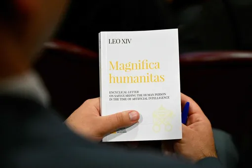 Энциклика «Magnifica Humanitas», посвященная развитию искусственного интеллекта, в день ее обнародования Папой Львом XIV в зале Aula Nuova del Sinodo в Ватикане, 25 мая 2026 года.