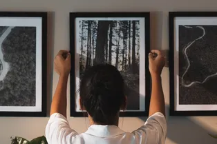 Как повесить картину на стену без дрели и молотка: 5 способов Как повесить картину на стену без дрели и молотка: 5 способов