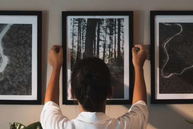 Как повесить картину на стену без дрели и молотка: 5 способов