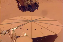 InSight придется бросить на Марсе: на его солнечных панелях слишком много пыли