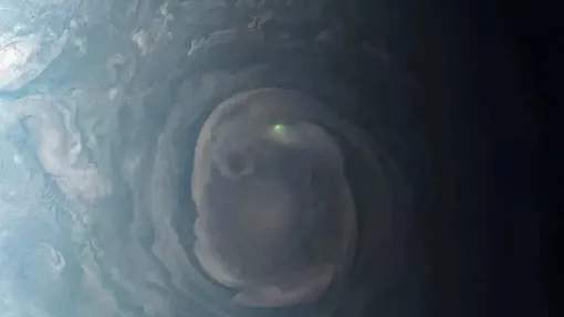 На этом снимке вихря вблизи северного полюса Юпитера миссия NASA «Юнона» зафиксировала свечение от удара молнии. На этом снимке вихря вблизи северного полюса Юпитера миссия NASA «Юнона» зафиксировала свечение от удара молнии.