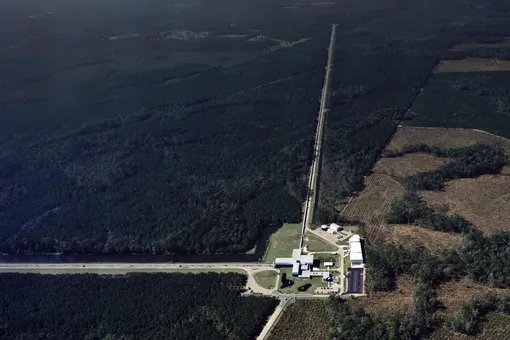 Обсерватория LIGO в Ливингстоне, штат Луизиана, США — одна из двух идентичных инструментов, которые астрономы использовали для наблюдения /