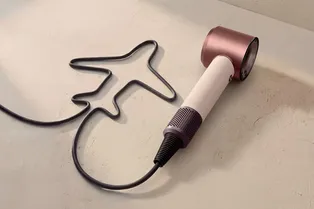 Dyson выпустила дорожный фен Supersonic: теперь он на 32% легче