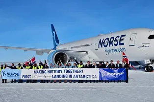 В Антарктиде впервые приземлился крупный пассажирский самолет Boeing 787 В Антарктиде впервые приземлился крупный пассажирский самолет Boeing 787