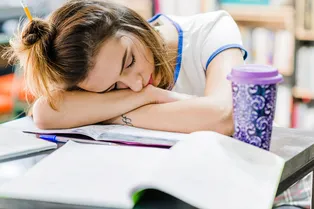 Подростки, которые недостаточно спят, имеют более высокий риск развития рассеянного склероза Подростки, которые недостаточно спят, имеют более высокий риск развития рассеянного склероза