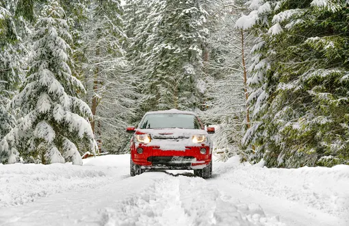 автомобиль на зимней лесной дороге
