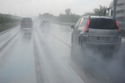 автомобили в дождь на шоссе