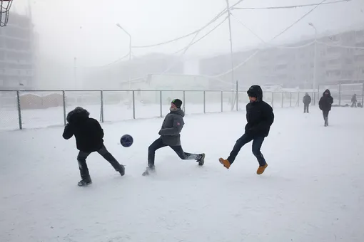 Дети играют в мороз в футбол Дети играют в мороз в футбол