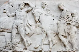 На 2500-летних статуях Парфенона обнаружили скрытые цвета и замысловатые узоры!