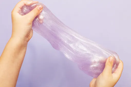 Жвачка для рук была изобретена во время Второй Мировой войны: неожиданная история происхождения слайма