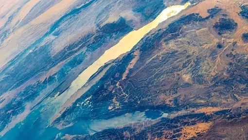 Берега Суэцкого залива по-прежнему растягивается, расширяясь со скоростью примерно 0,02 дюйма в год. Берега Суэцкого залива по-прежнему растягивается, расширяясь со скоростью примерно 0,02 дюйма в год.