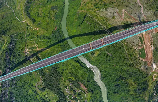 Самый высокий в мире мост через ущелье Хуацзян в Китае