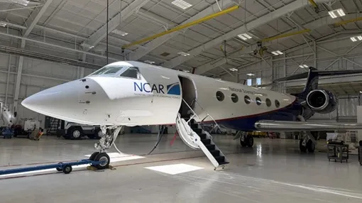 Самолет Gulfstream V компании INSPYRE стоит в ангаре, готовясь в ближайшие дни прорваться сквозь пиро-кучевые облака. Самолет Gulfstream V компании INSPYRE стоит в ангаре, готовясь в ближайшие дни прорваться сквозь пиро-кучевые облака.