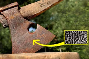 Чудеса реставрации: мастер купил ржавый топор за копейки и превратил в произведение искусства