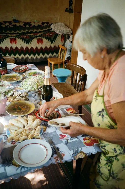 женщина готовит женщина готовит
