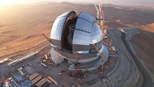 Ночью раздвижные двери открываются, чтобы можно было наблюдать за ночным небом.