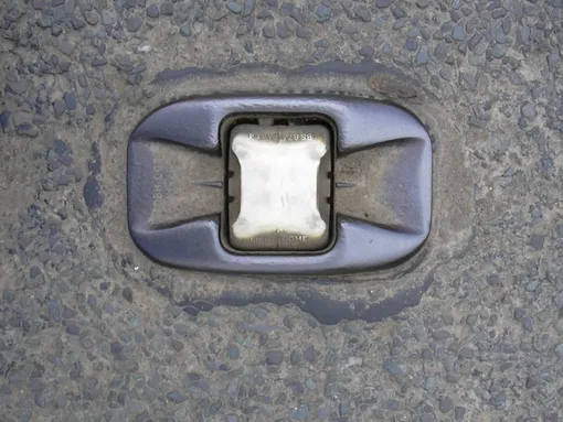 Светоотражатель кошачьи глаза