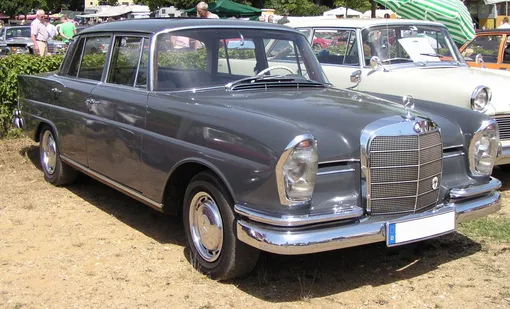 mercedes-benz 220s front