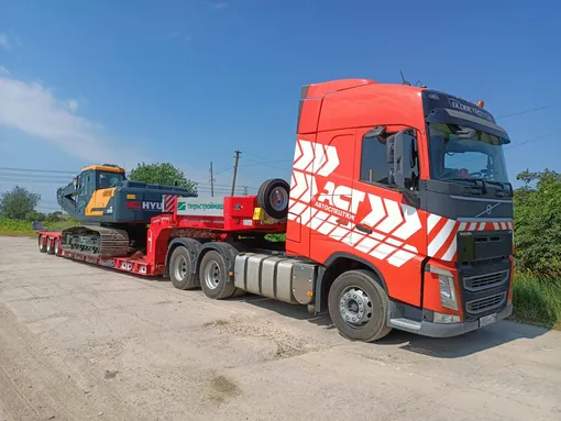 седельный тягач с низкорамным тралом