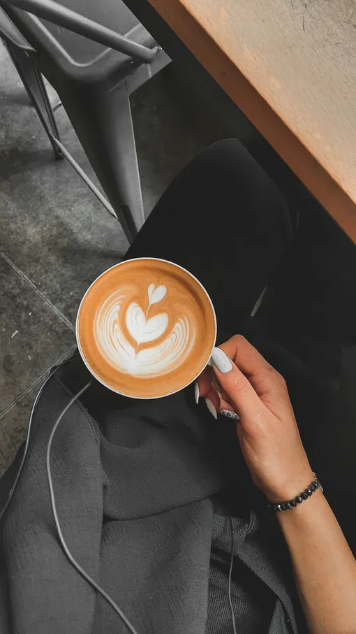 Чашка кофе в руке