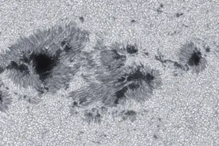 Гигантское пятно выросло на Солнце за 48 часов — теперь оно в 10 раз больше Земли и смотрит прямо на нашу планету Гигантское пятно выросло на Солнце за 48 часов — теперь оно в 10 раз больше Земли и смотрит прямо на нашу планету