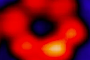 Получен первый рентгеновский снимок отдельного атома — он выглядит как черная дыра!