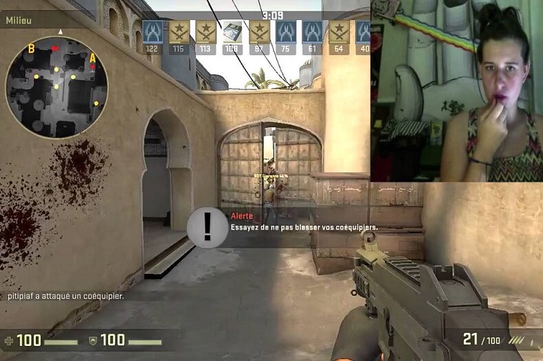 Девушка-стример сыграла в Counter-Strike с помощью губной помады