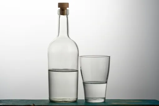 Бутылка с стакан с водой Бутылка с стакан с водой