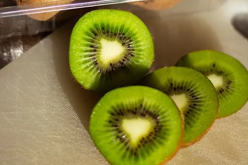 Киви может быть опасен? Врачи рассказали, кому нельзя есть этот фрукт Киви может быть опасен? Врачи рассказали, кому нельзя есть этот фрукт