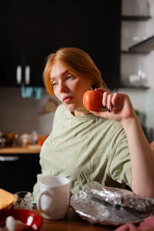 девушка думает об еде девушка думает об еде