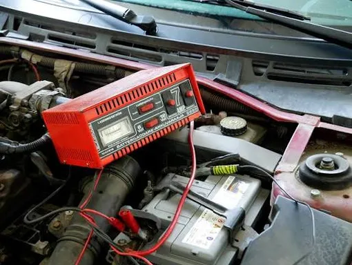 автомобильное зарядное устройство и аккумулятор автомобильное зарядное устройство и аккумулятор