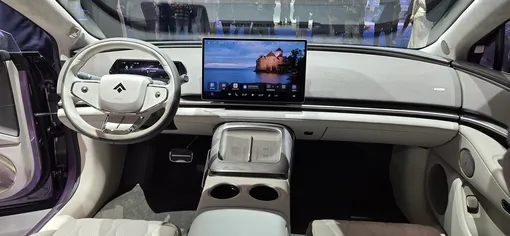 По размеру и комфорту салона Hyptec A800 приближается к представительскому классу По размеру и комфорту салона Hyptec A800 приближается к представительскому классу