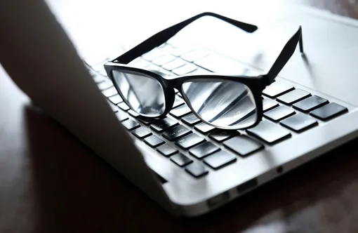 Очки на ноутбуке