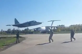 Украинский Су-25 едва не задел взлётную полосу Украинский Су-25 едва не задел взлётную полосу