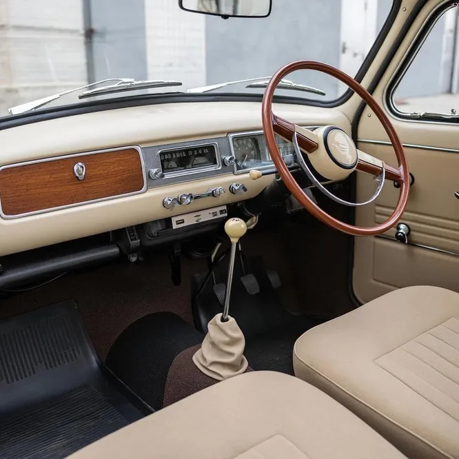 Для кого предназначались праворульные "Запорожцы"?