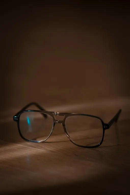 Очки на столе Очки на столе