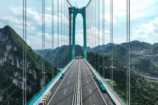 Самый высокий в мире мост через ущелье Хуацзян в Китае