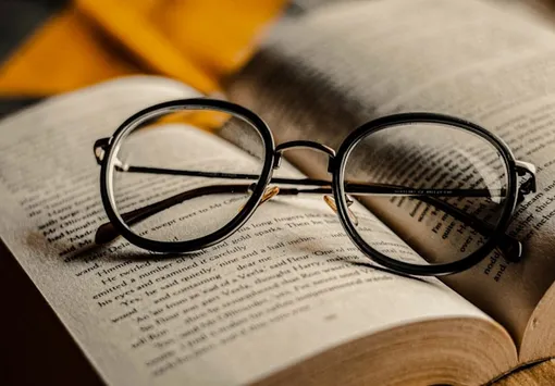 очки и книга очки и книга