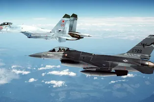 Су-27 и F-15 сразились в «Чистом небе»