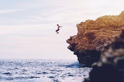 С какой высоты можно упасть в воду так, чтобы остаться в живых