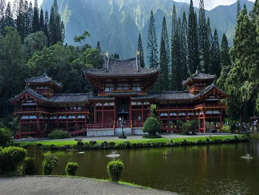 Строительство изогнутых и вытянутых крыш — не самое дешевое занятие, поэтому такое архитектурное решение можно увидеть только на храмах, дворцах и других важных зданиях, но не на жилых домах. Старинный храм в Китае