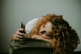 Психологи выяснили, как тотальный игнор влияет на психику собеседника