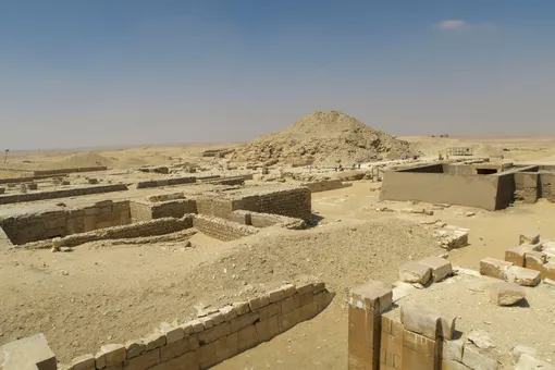 Изначально высота пирамиды Унаса составляла 43 метра, но на сегодняшний день она практически полностью разрушена. Пирамида Унаса в Египте на заднем плане