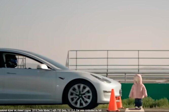 Нейросеть научилась распознавать лицо под маской, а автопилот Tesla не замечает манекен ребенка: главные новости сегодня