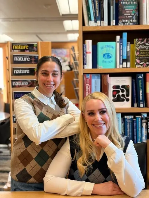 Джанель Айрес (справа) с коллегой /