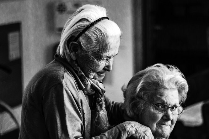 Пожилые женщины, у которых есть друзья, менее подвержены стрессу и чувствуют себя лучше