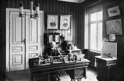 Людвиг Заменгоф в своем кабинете в Варшаве