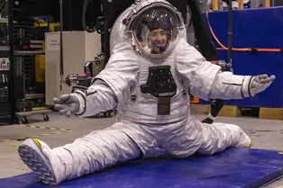 NASA проводит испытания нового лунного скафандра для миссии Artemis III NASA проводит испытания нового лунного скафандра для миссии Artemis III